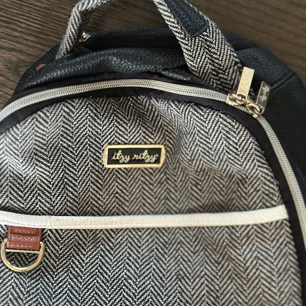 Itzy Ritzy Brown and White Baby Diaper Bag with Leather Accents - Picture 11 of 11